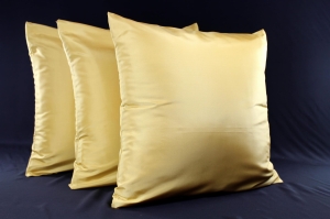 Jedwab naturalny - trzy poszewki z tafty gładkiej 40 x 40 cm złote