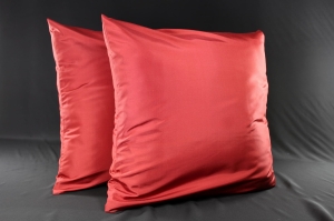 Jedwab naturalny - dwie poszewki z tafty gładkiej 40 x 40 cm czerwone