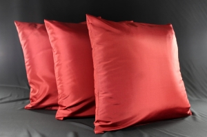 Jedwab naturalny - trzy poszewki z tafty gładkiej 40 x 40 cm czerwone